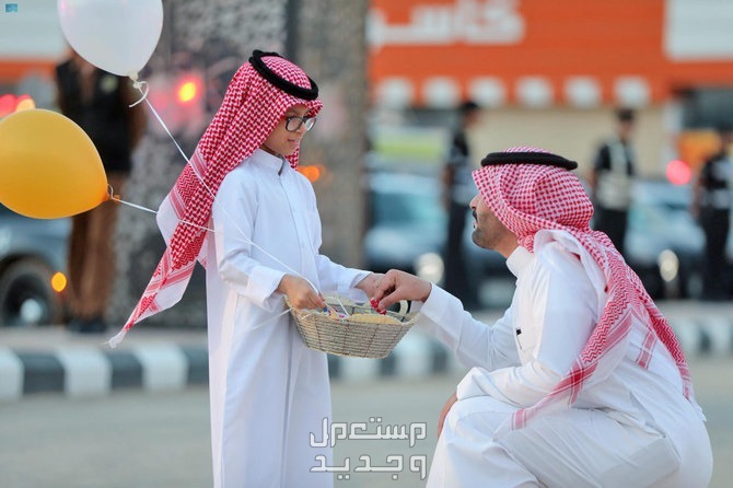 موعد إجازة عيد الفطر 2024 للموظفين والطلاب والبنوك في السعودية طفل يوزع الحلوى في العيد