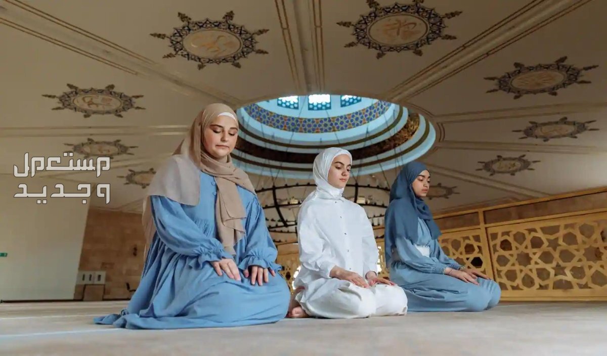 أدعية شهر رمضان اليومية مكتوبة وأفضل أوقات الدعاء في اليوم ثلاث سيدات يصلين