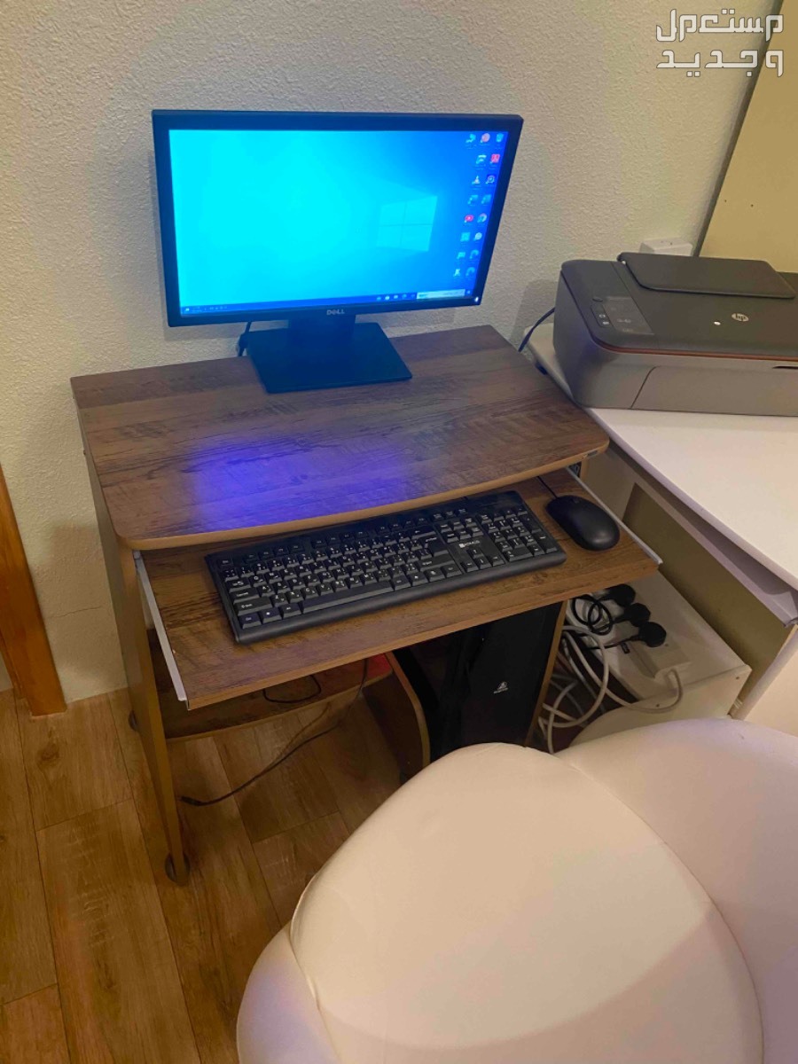 مكتب مع الكمبيوتر والكراسي