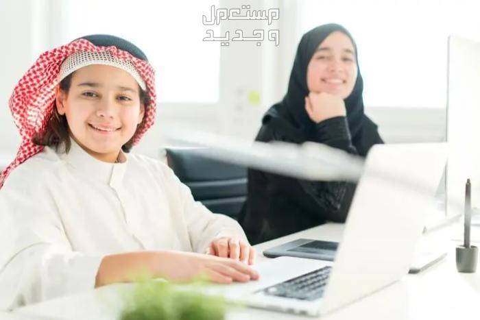 رابط الاستعلام عن نتائج الطلاب عبر توكلنا 1445 الفصل الدراسي الثاني طالب يرتدي الزي السعودي ويستخدم اللاب توب