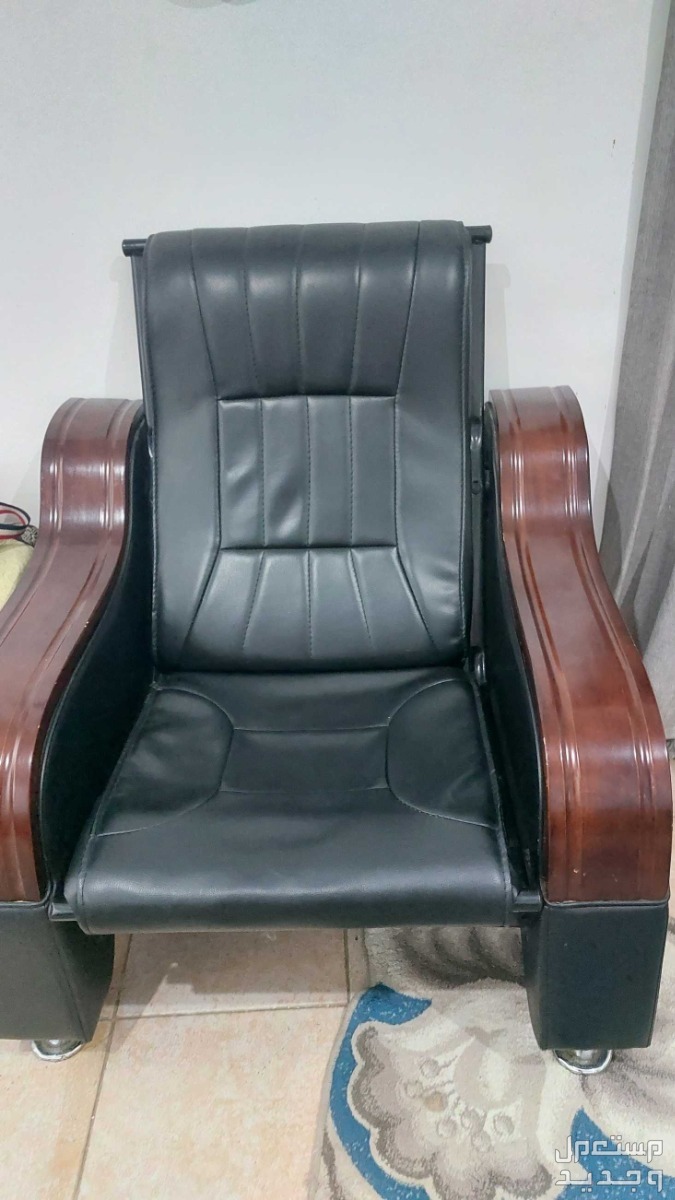 كنبة و 2 كرسي للبيع. حالة ممتازة ، متين و نظيف in Jeddah at a price of 250 SAR