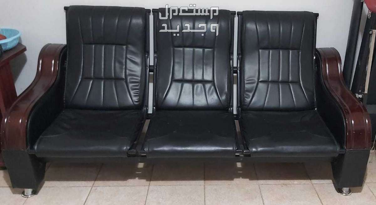 كنبة و 2 كرسي للبيع. حالة ممتازة ، متين و نظيف in Jeddah at a price of 250 SAR
