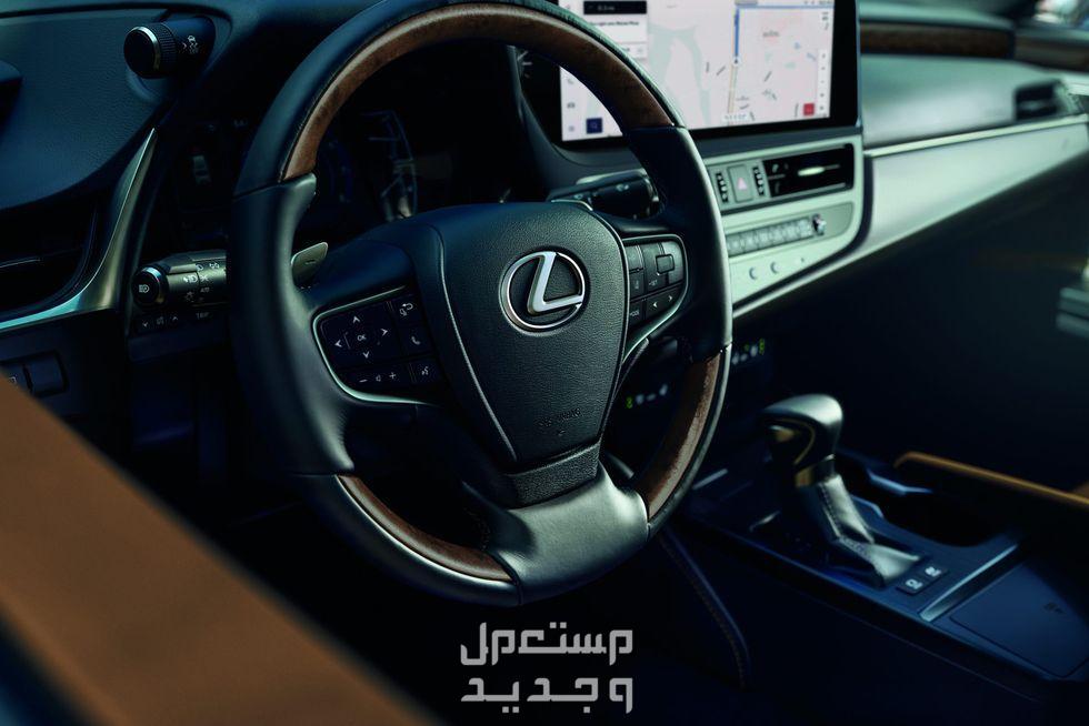صور لكزس ES 2024 بجودة عالية من الداخل والخارج والألوان المتوفرة في لبنان مقود سيارة لكزس ES 2024
