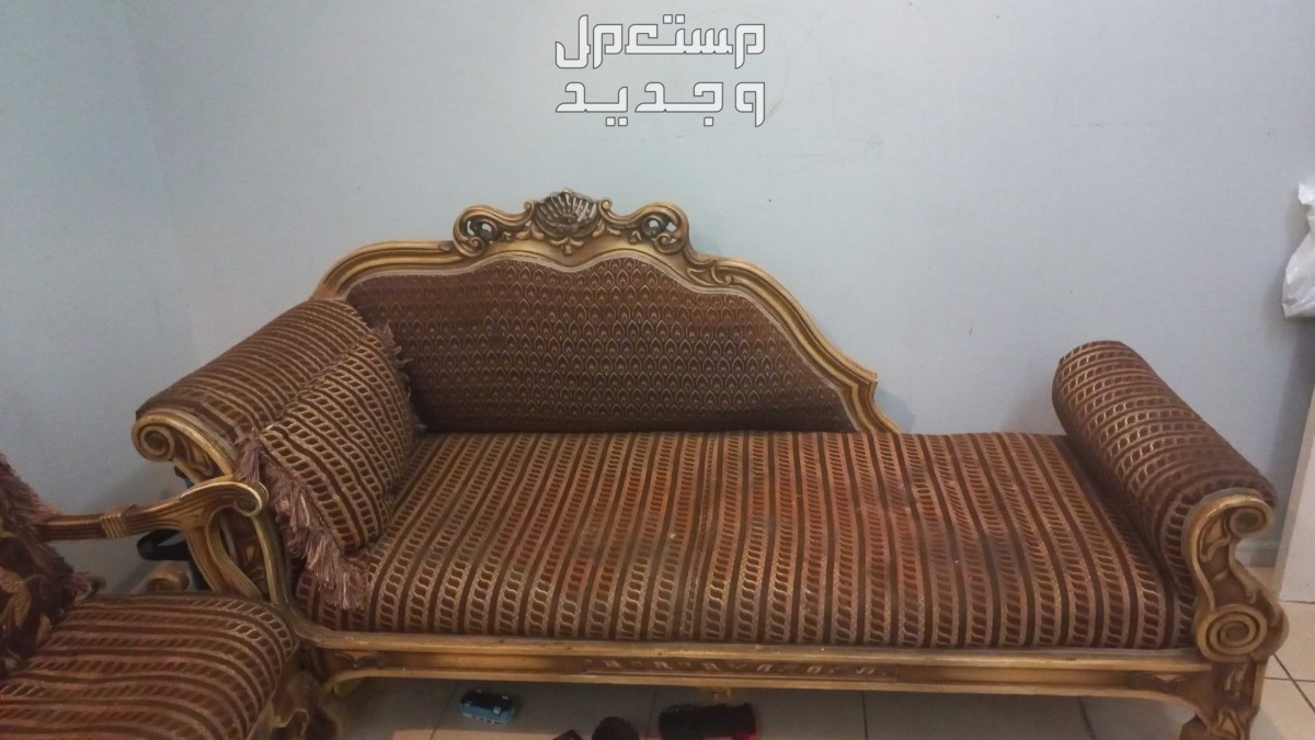 طقم مكون من كنبه وكرسين و   in Jeddah at a price of 1 thousand SAR
