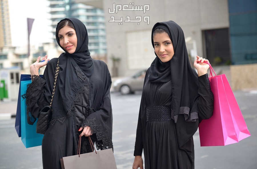 خطوات حجز تذاكر فعاليات مهرجان أوتليت الرياض 2024 صديقتان تحملان الحقائب في مهرجان أوتليت الرياض