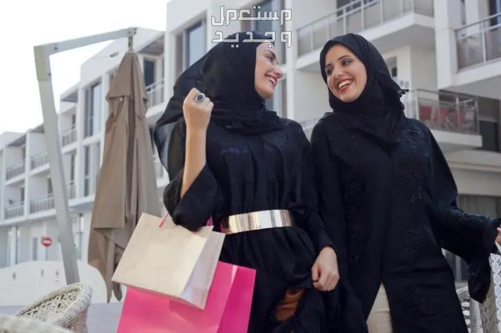 خطوات حجز تذاكر فعاليات مهرجان أوتليت الرياض 2024 صديقتان تحملان حقائب شراء وتتحدثان