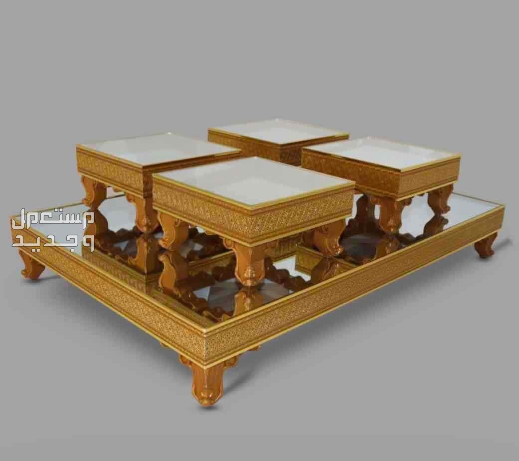 طاولات ارضية تتكون من طاولة كبيره مع 4 طاولات خدمة سطح زجاجي