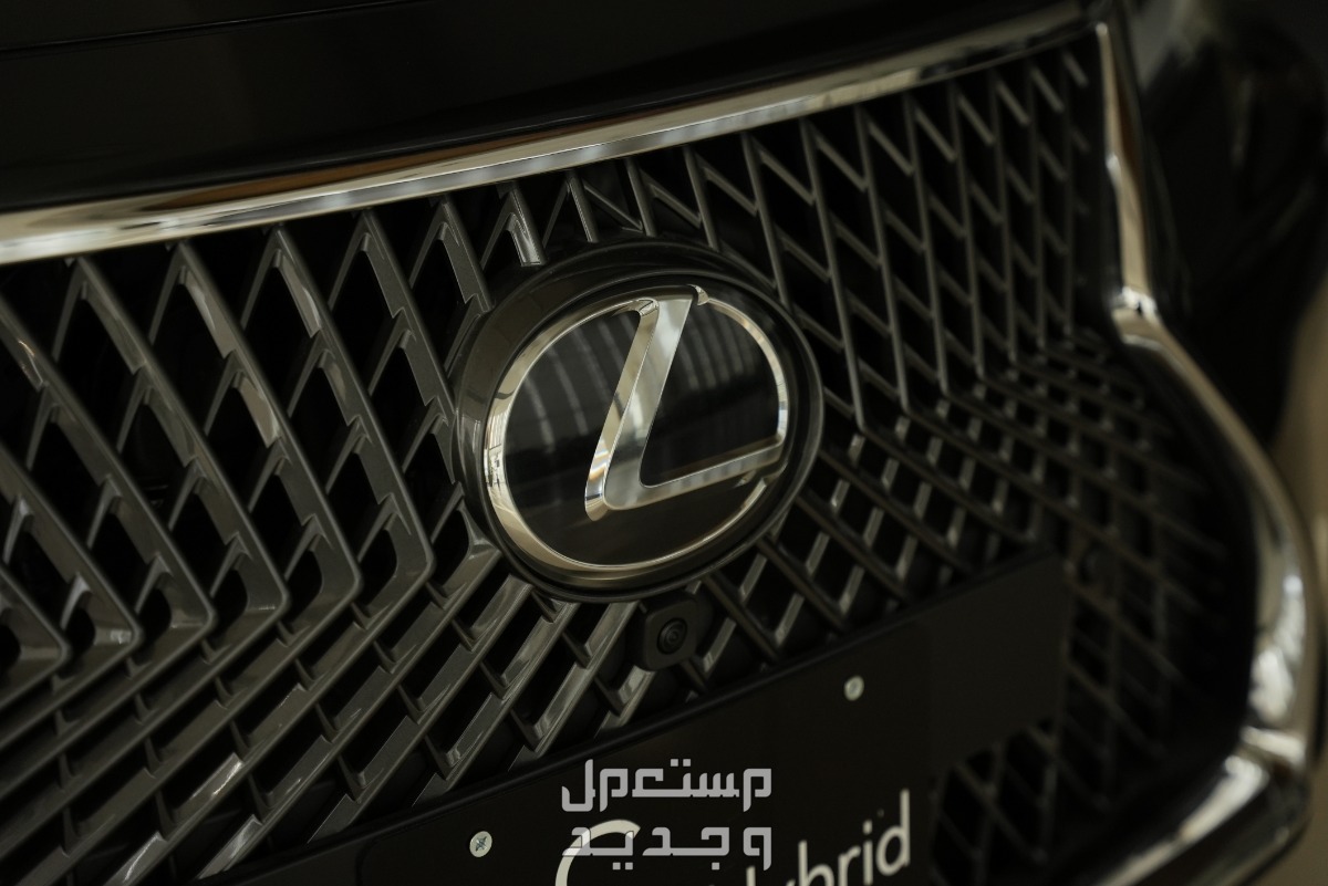 لكزس LS 2024 الجديدة بجميع الفئات والأسعار المتوفرة عند الوكيل وأبرز العيوب والمميزات شبك أمامي أنيق يتوسطه شعار لكزس
