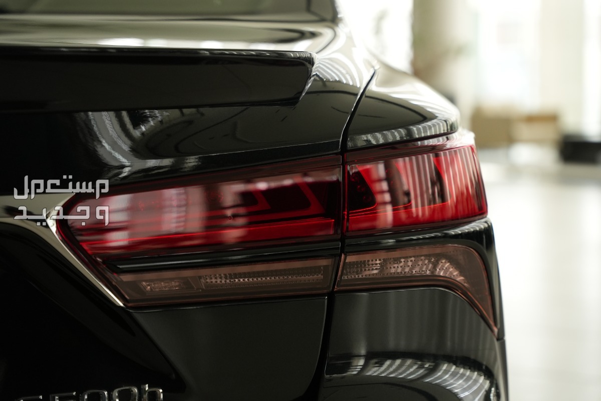 لكزس LS 2024 الجديدة بجميع الفئات والأسعار المتوفرة عند الوكيل وأبرز العيوب والمميزات مصابيح خلفية LED ذات تصميم أنيق