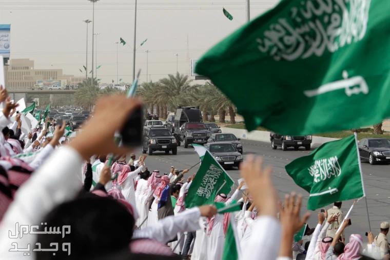 موعد يوم العلم السعودي اجازة رسمية ام لا في تونس مواطنون سعوديون يرفعون العلم السعودي في الشارع