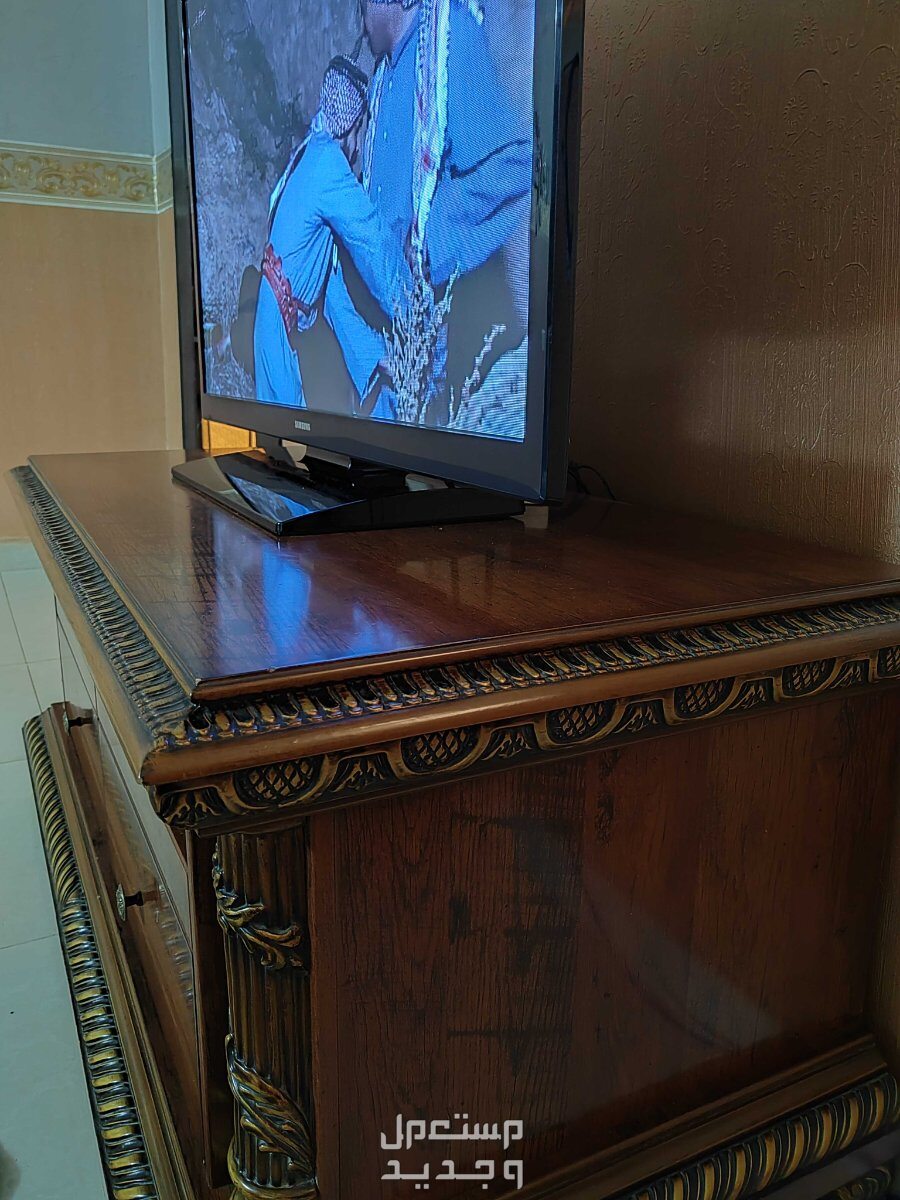 مكتبة خشبية مع تلفزيون ورسيفر