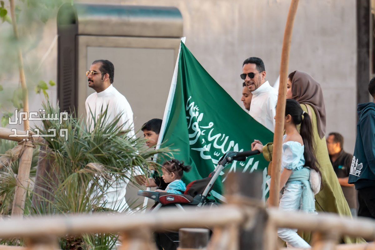 أجمل عبارات عن يوم العلم السعودي 2024 عائلة تحمل العلم السعودي
