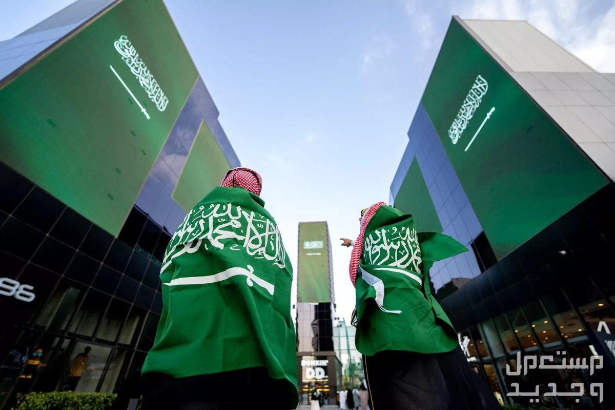 أجمل عبارات عن يوم العلم السعودي 2025 سعوديان يحتفلان بالعلم السعودي