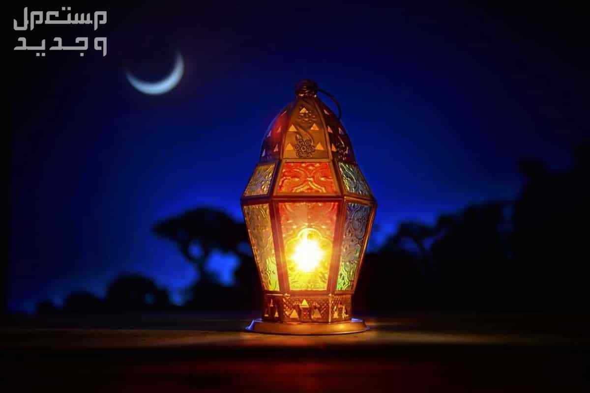 تعرف على موعد رؤية هلال رمضان 1445 في فلسطين فانوس رمضان يظهر وراء الهلال