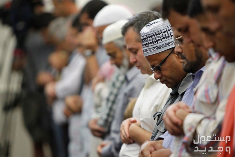 موعد صلاة التراويح في رمضان 2024 مسلمون يؤدون صلاة التراويح
