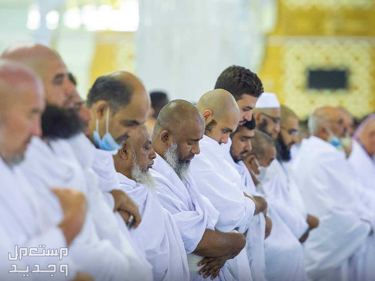 موعد صلاة التراويح في رمضان 2024 رجال يؤدون صلاة التراويح في الحرم