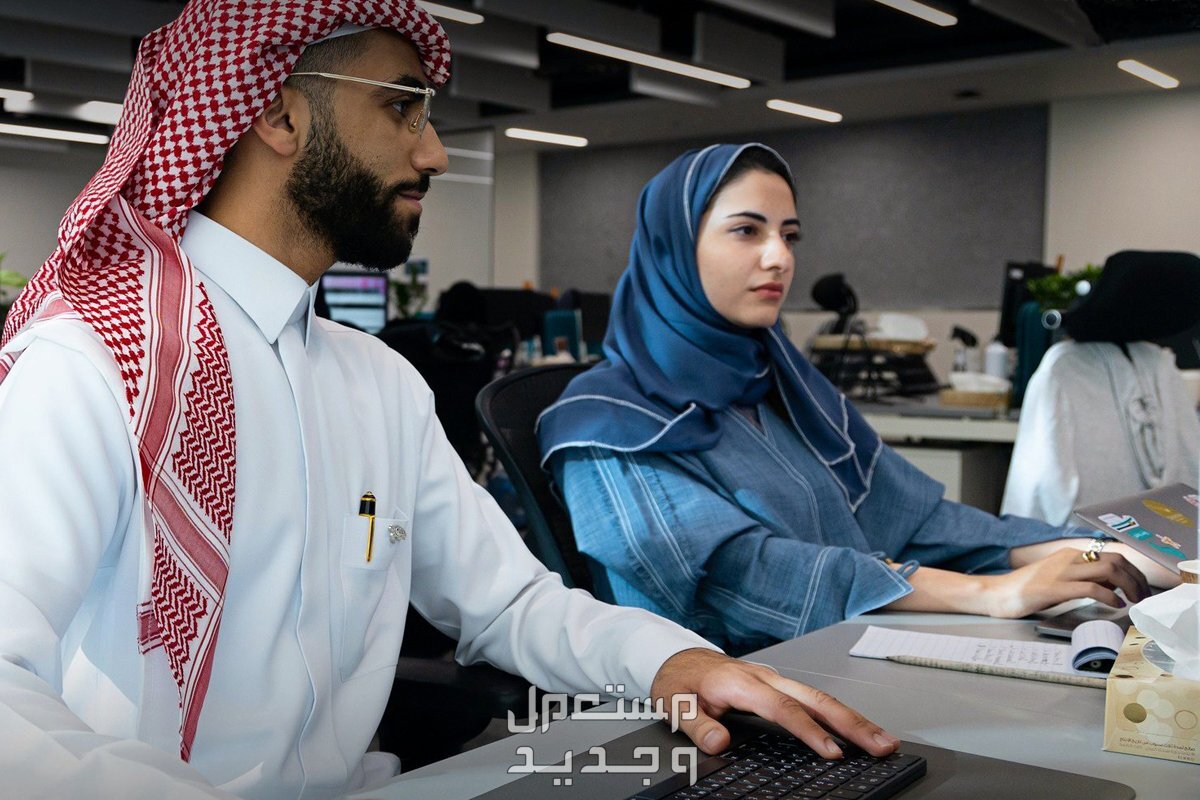 وظائف مكتبة جرير للرجال والنساء 2024 امرأة ورجل سعودي في العمل