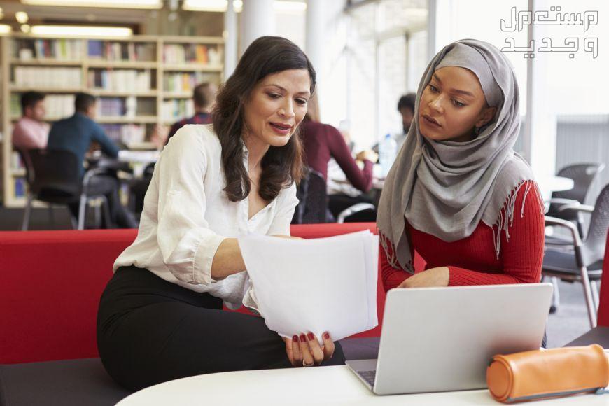 وظائف مكتبة جرير للرجال والنساء 2024 في البحرين سيدات في العمل
