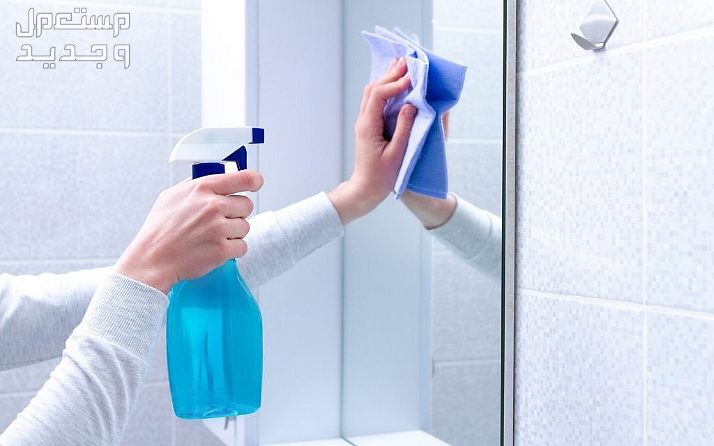 تعرفي على أفضل 10 طرق لتنظيف حمام المنزل تنظيف المرآة
