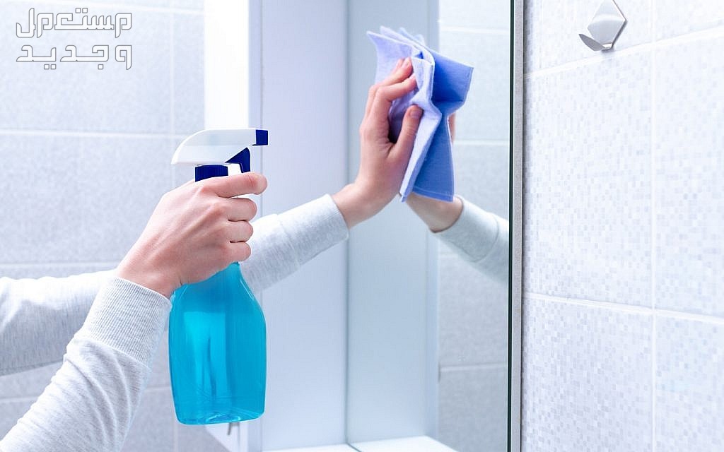 تعرفي على أفضل 10 طرق لتنظيف حمام المنزل في الأردن تنظيف المرآة