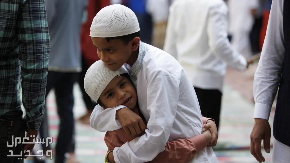 عدد أيام إجازة عيد الفطر 2024 للطلاب والموظفين طفل يحضن صديقه بعد صلاة العيد