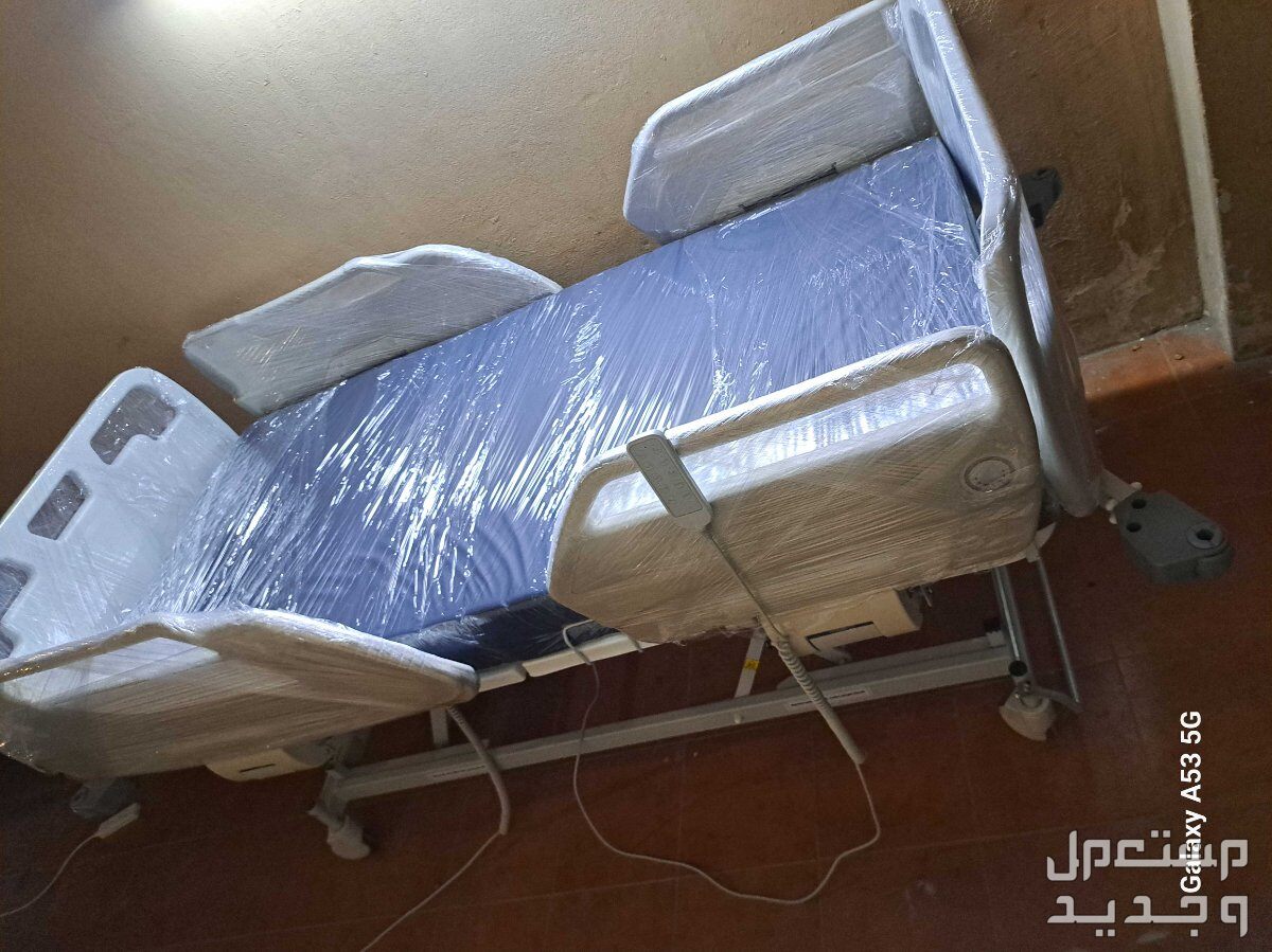 سرير طبي كهربائيّ فرشه عرض متر طول مترين صنعه سعوديه يشيل وزن الي 220كيله