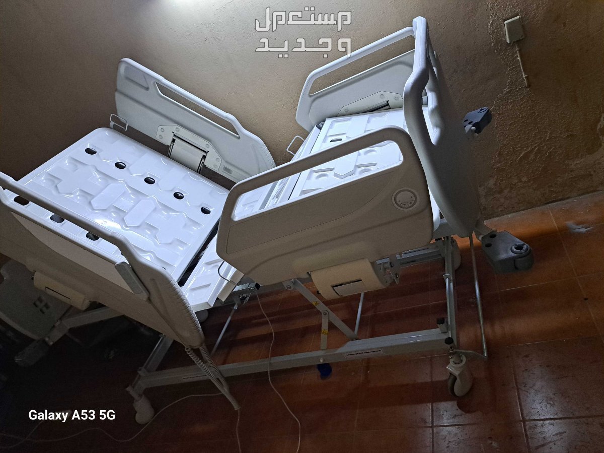 سرير طبي كهربائيّ فرشه عرض متر طول مترين صنعه سعوديه يشيل وزن الي 220كيله