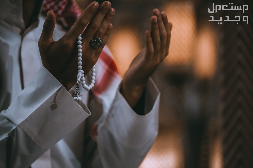 دعاء صلاة التراويح مكتوب رمضان 2024 في الإمارات العربية المتحدة رجل سعودي يدعو في صلاة التراويح