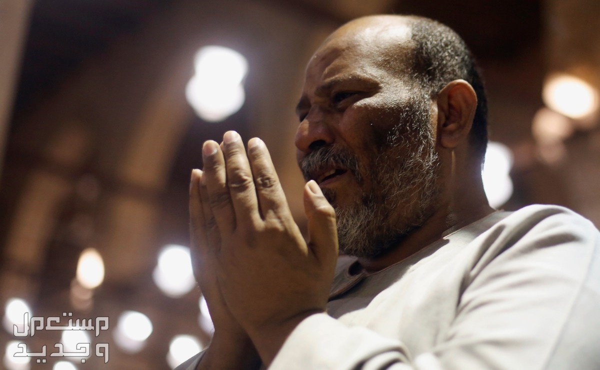 دعاء صلاة التراويح مكتوب رمضان 2024 في السعودية رجل يدعو في صلاة التراويح