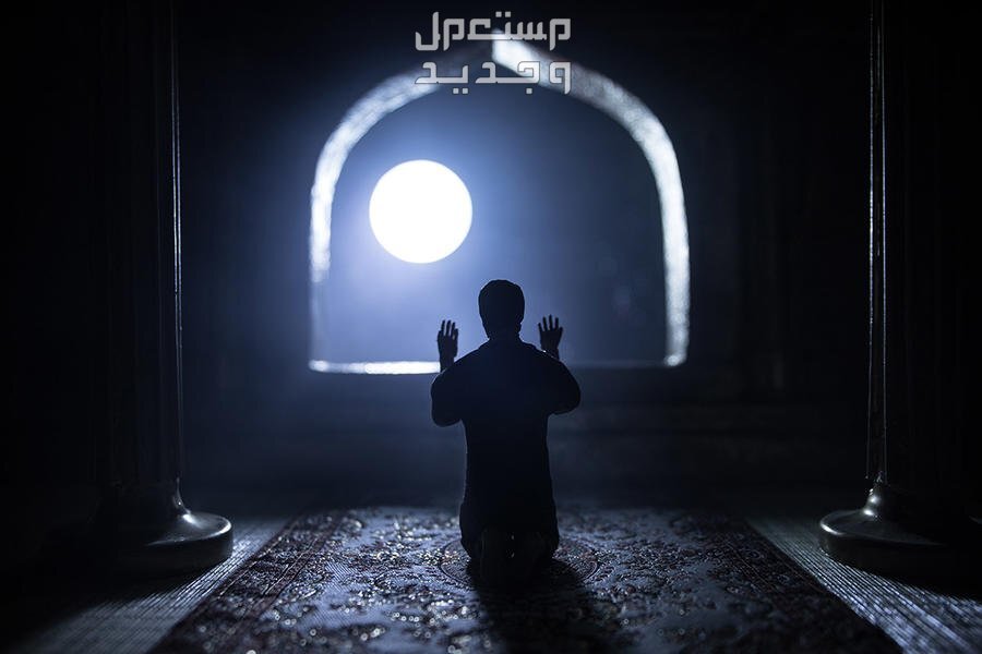 دعاء صلاة التراويح مكتوب رمضان 2024 في السعودية رجل يدعو الله في الليل