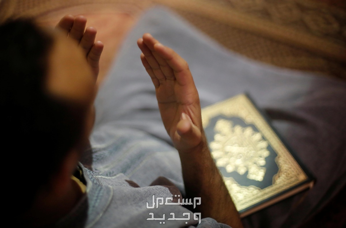 دعاء صلاة التراويح مكتوب رمضان 2024 في مصر رجل يدعي في الصلاة
