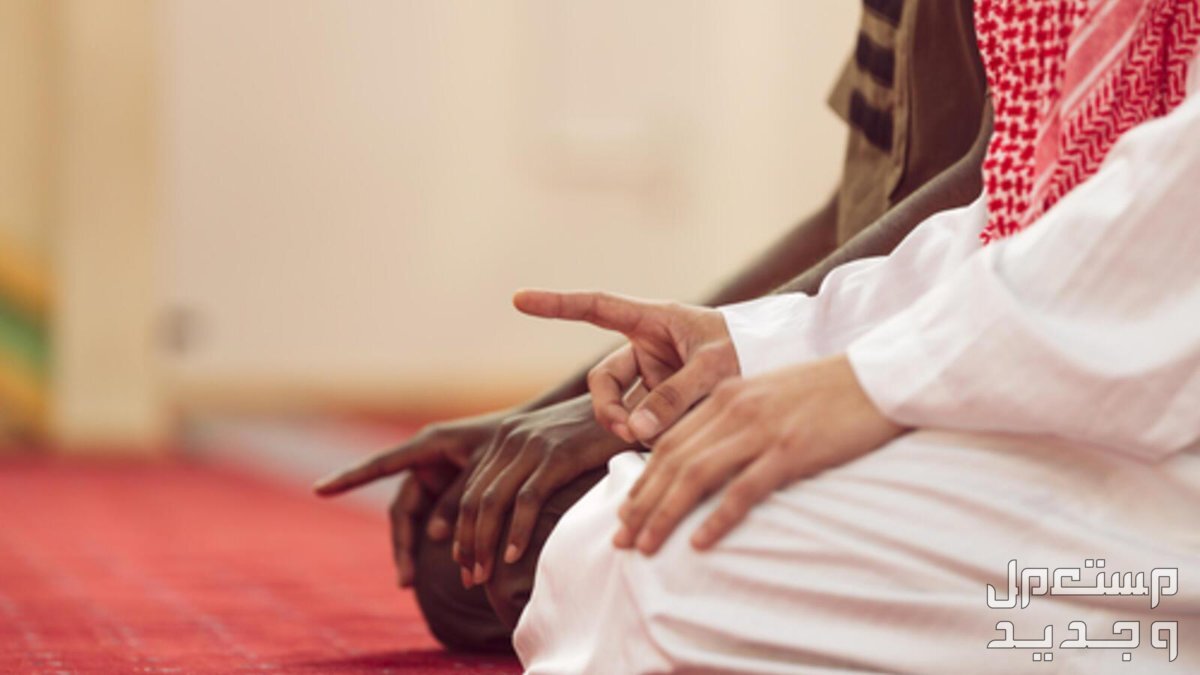 دعاء صلاة التراويح مكتوب رمضان 2024 في الإمارات العربية المتحدة رجلان يصليان صلاة التراويح