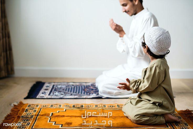 أدعية العشر الأواخر من رمضان 1445 أب وابنه يدعوان الله بعد الصلاة