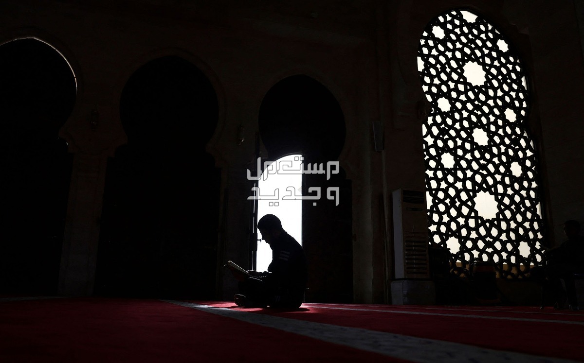أدعية العشر الأواخر من رمضان 1445 رجل يصلي في المسجد وحيدا