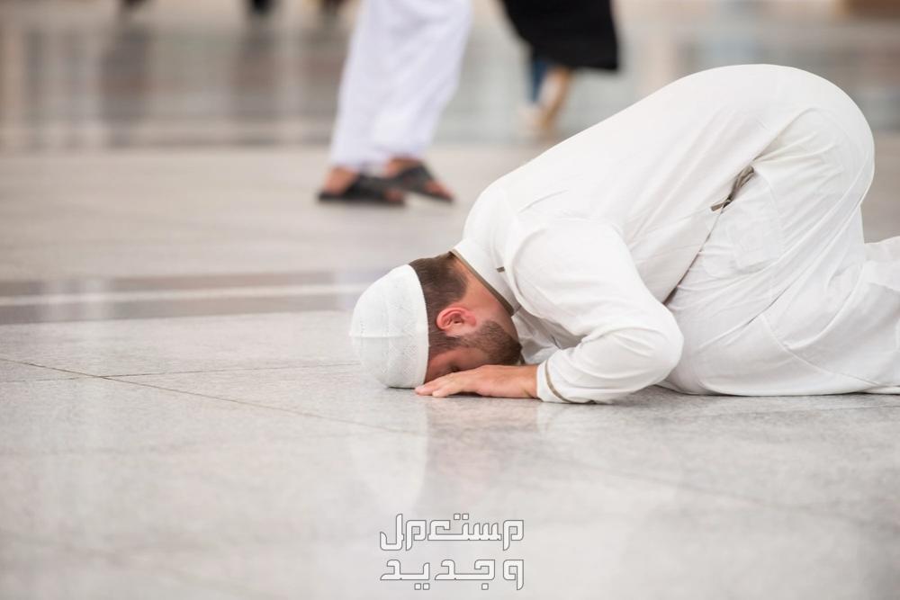 أدعية العشر الأواخر من رمضان 1445 رجل يسجد في الصلاة