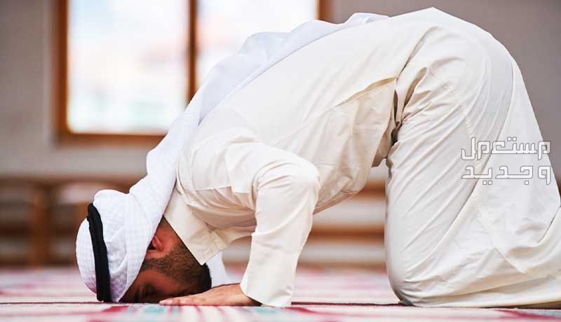 متى يأتي رمضان مرتين في السنة...حسابات فلكية تكشف الموعد رجل يصلي