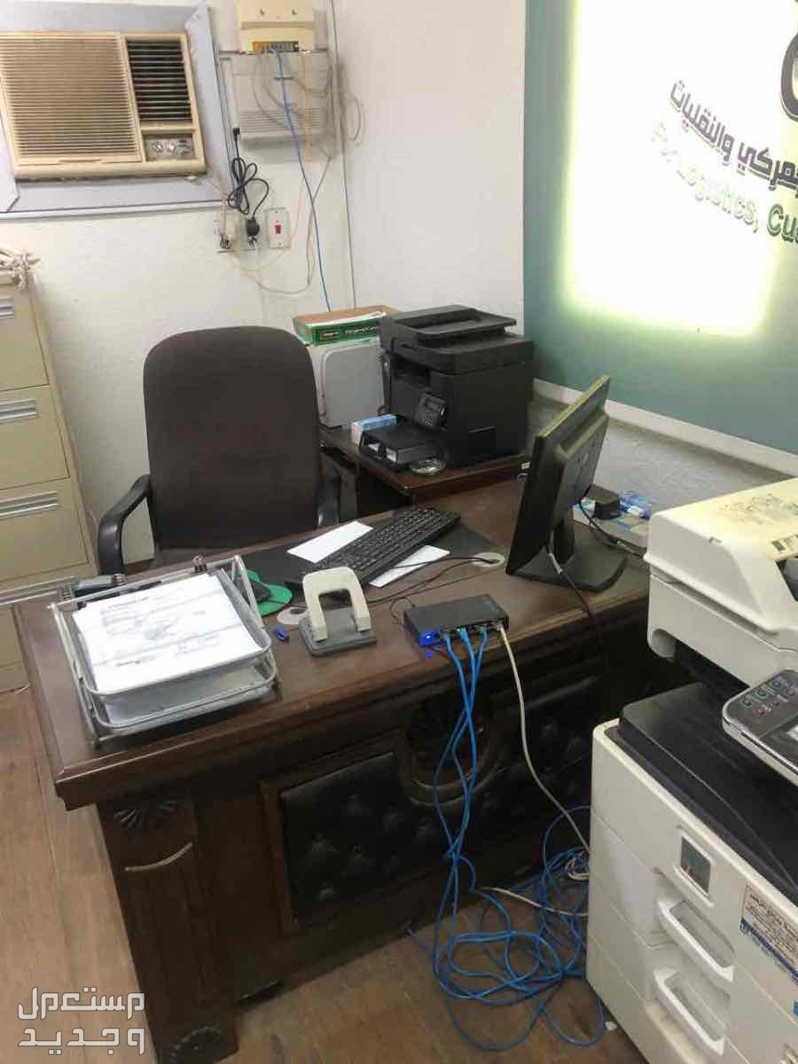 اثاث مكتبي مع عدد 3 أجهزة كمبيوتر وسكنر والالة تصوير