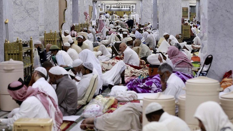 شروط الاعتكاف في المسجد الحرام 1445 ورابط التسجيل في السعودية رجال معتكفون في المسجد