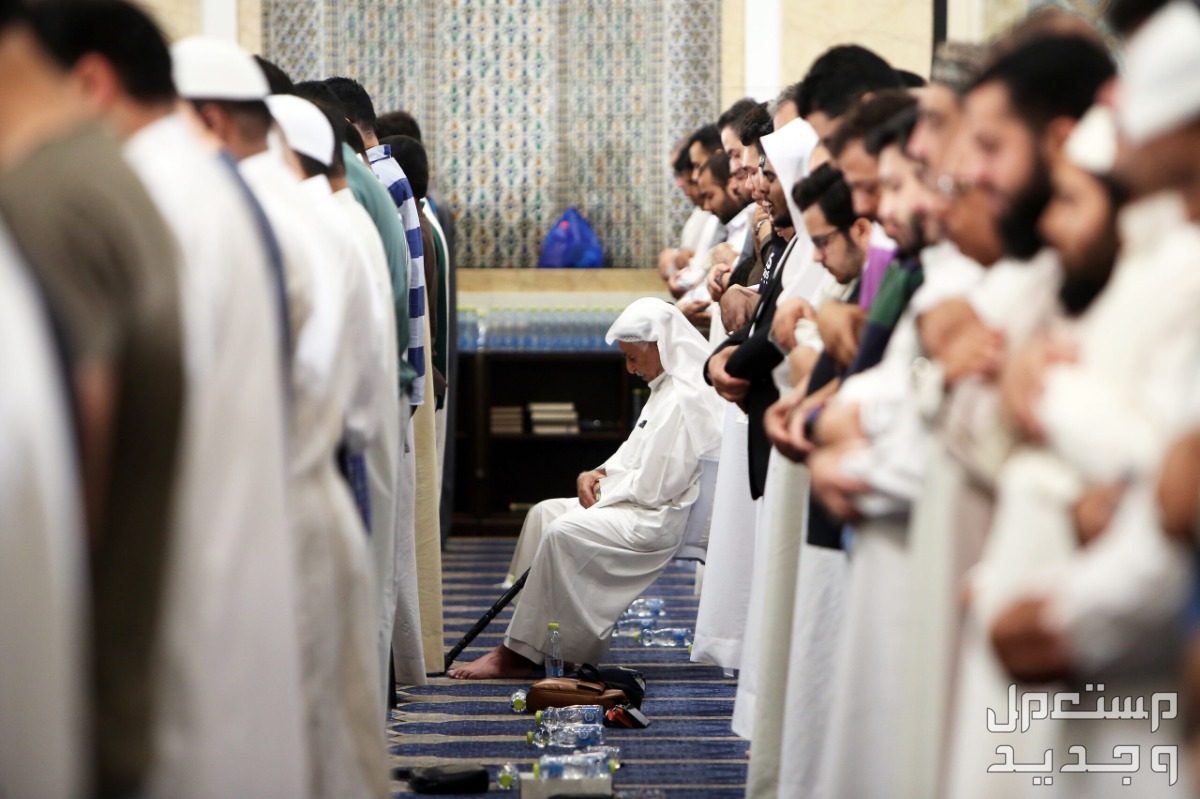 شروط الاعتكاف في المسجد الحرام 1445 ورابط التسجيل في الأردن رجال يؤدون صلاة الجماعة