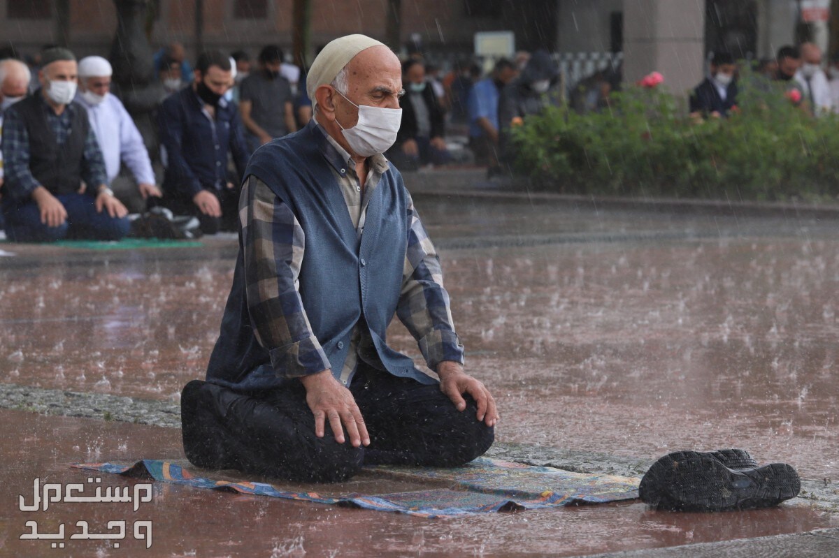 دعاء المطر في رمضان لقضاء الحاجة وسعة الرزق رجل يصلي بالناس تحت المطر