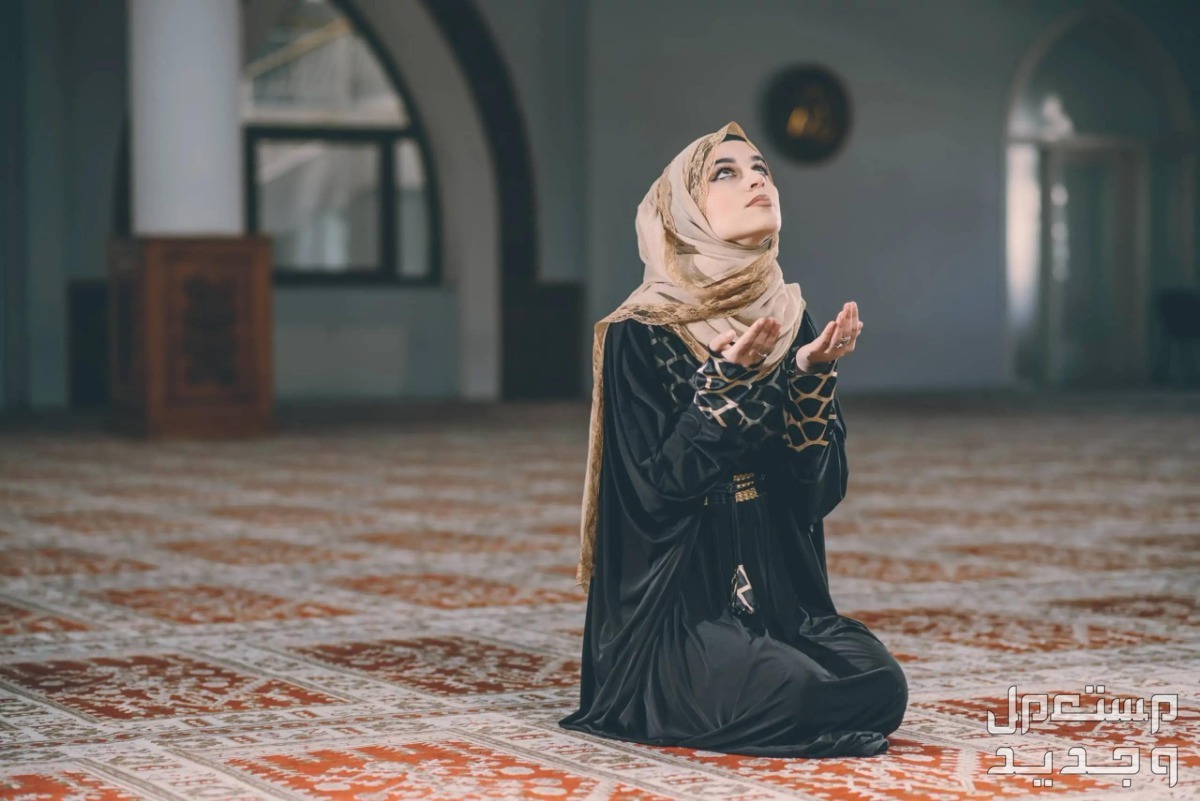 دعاء المطر في رمضان لقضاء الحاجة وسعة الرزق سيدة تدعو الله في المسجد
