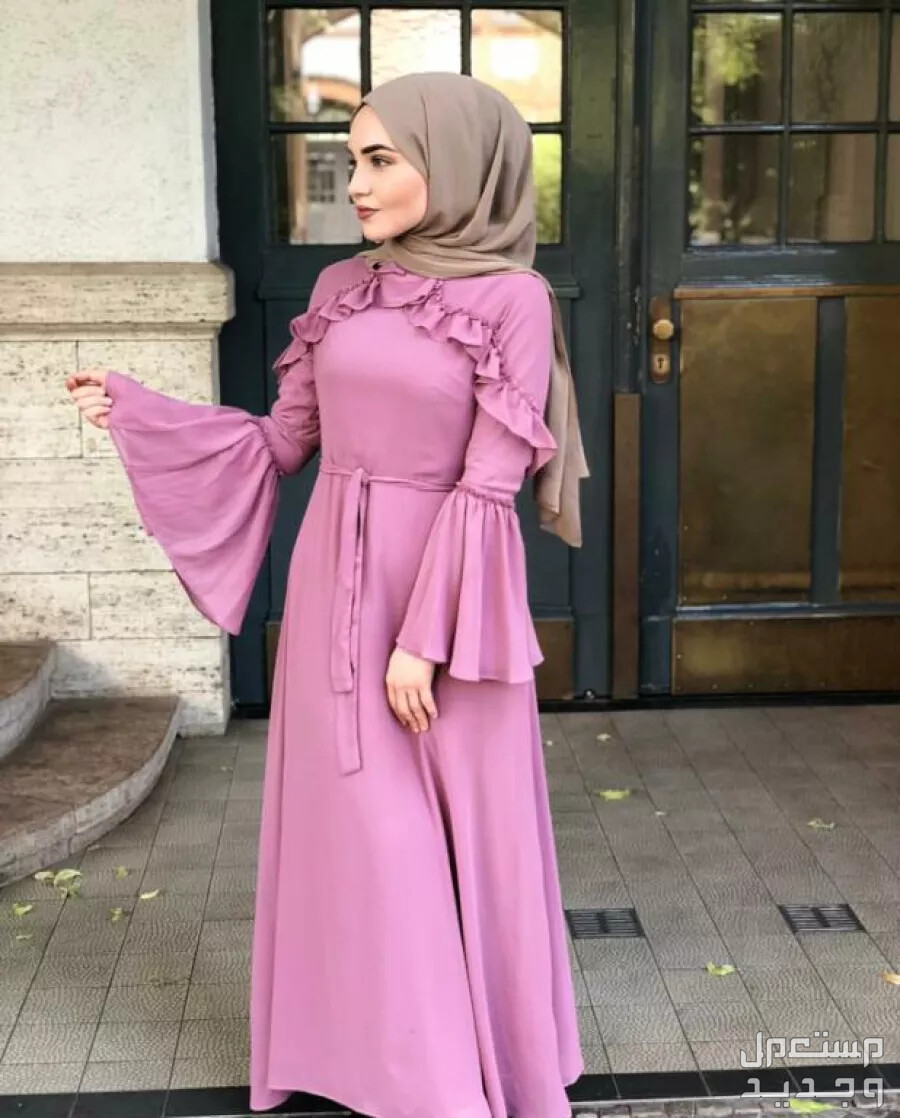 أحدث أشكال فساتين العيد بألوان وتصاميم حديثة 2024 في السعودية فستان بأكمام واسعة