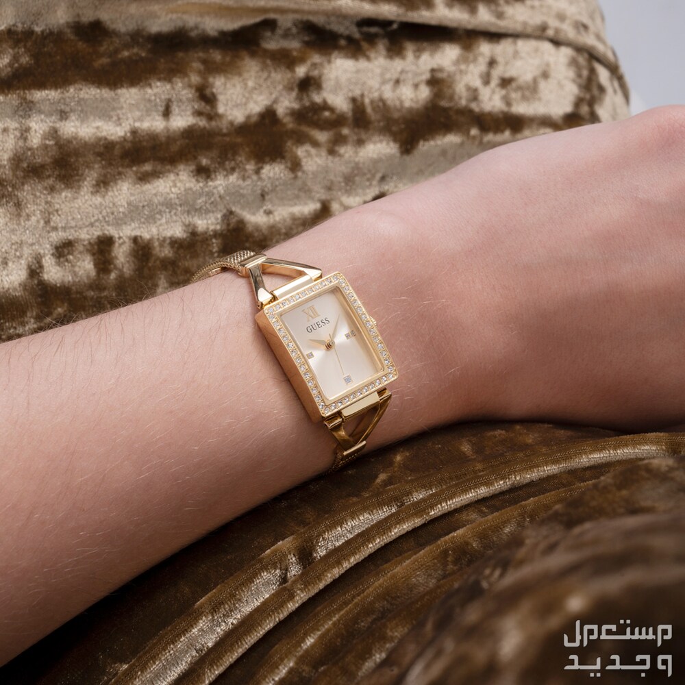 أنواع ساعات يد ذهب نسائية واسعارها في الأردن شكل ساعة Guess GRACE Women’s Gold Coloured في اليد