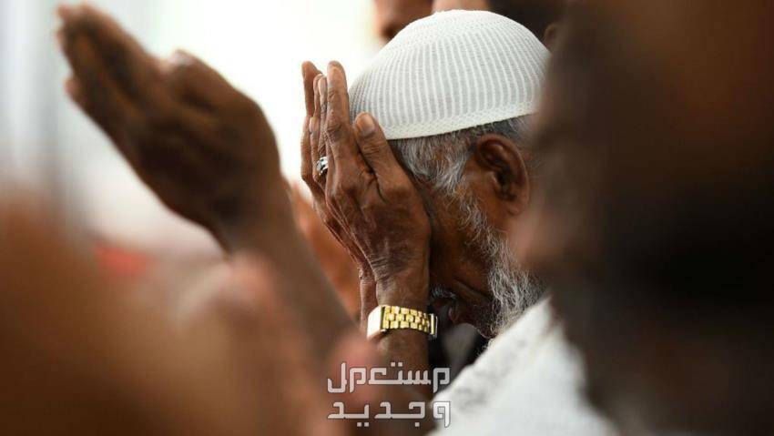 علامات ليلة القدر 2024.. فضلها ووقتها في عمان رجل يبكي في الصلاة