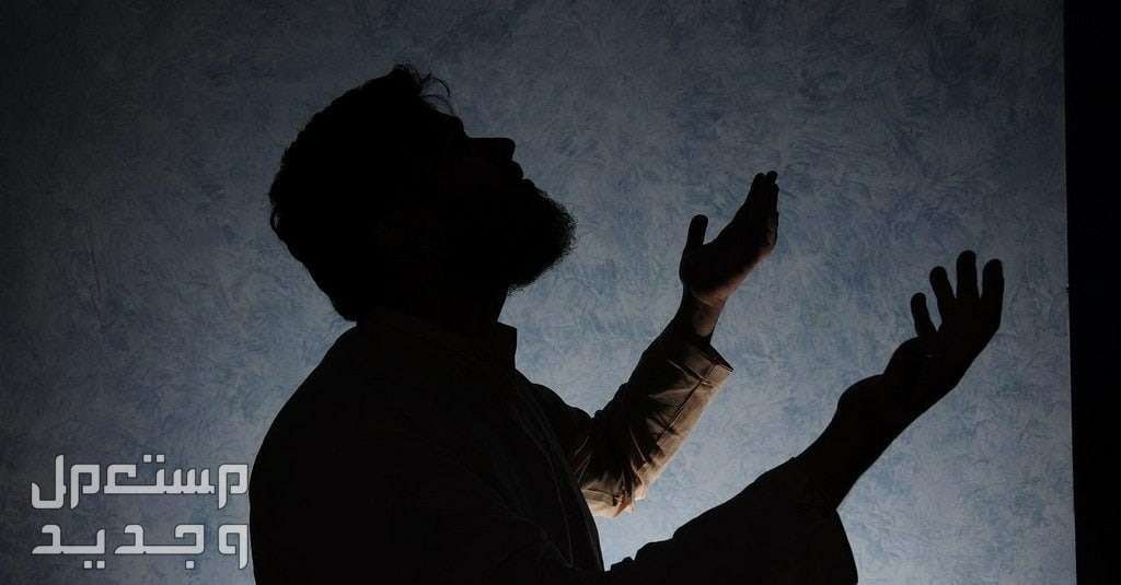 علامات ليلة القدر 2024.. فضلها ووقتها في عمان رجل يرفع يده ويدعو الله