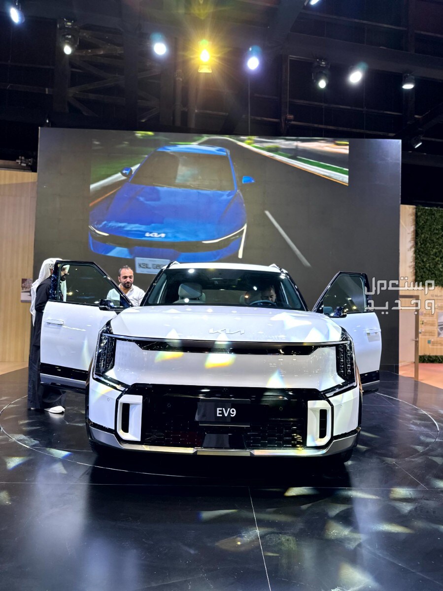صور كيا EV9 2024 بجودة عالية من الداخل والخارج والألوان المتوفرة السيارة الـSUV الكهربائية