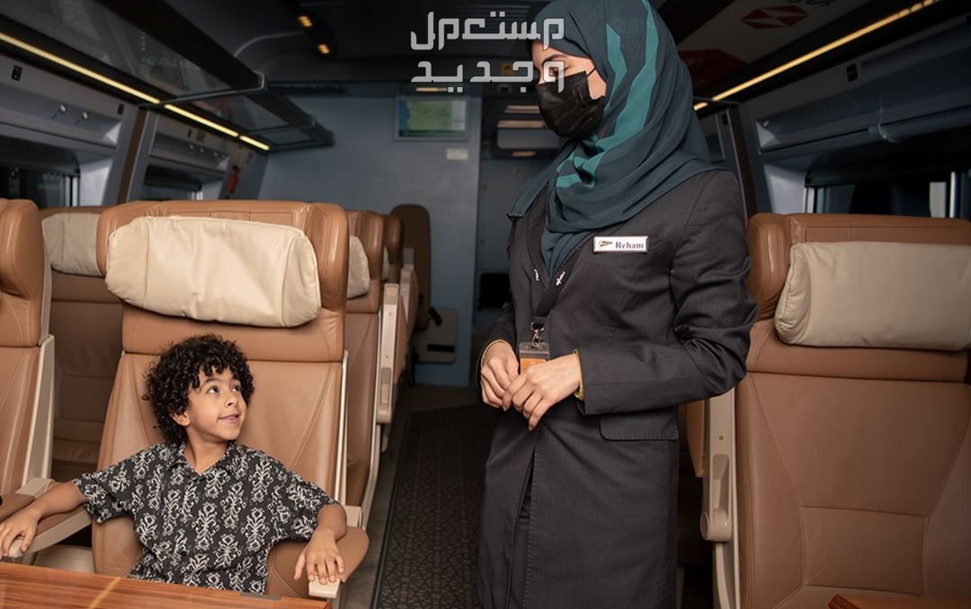 مواعيد رحلات قطار الحرمين السريع 2024 وكيفية حجز التذاكر طفل يجلس في قطار الحرمين