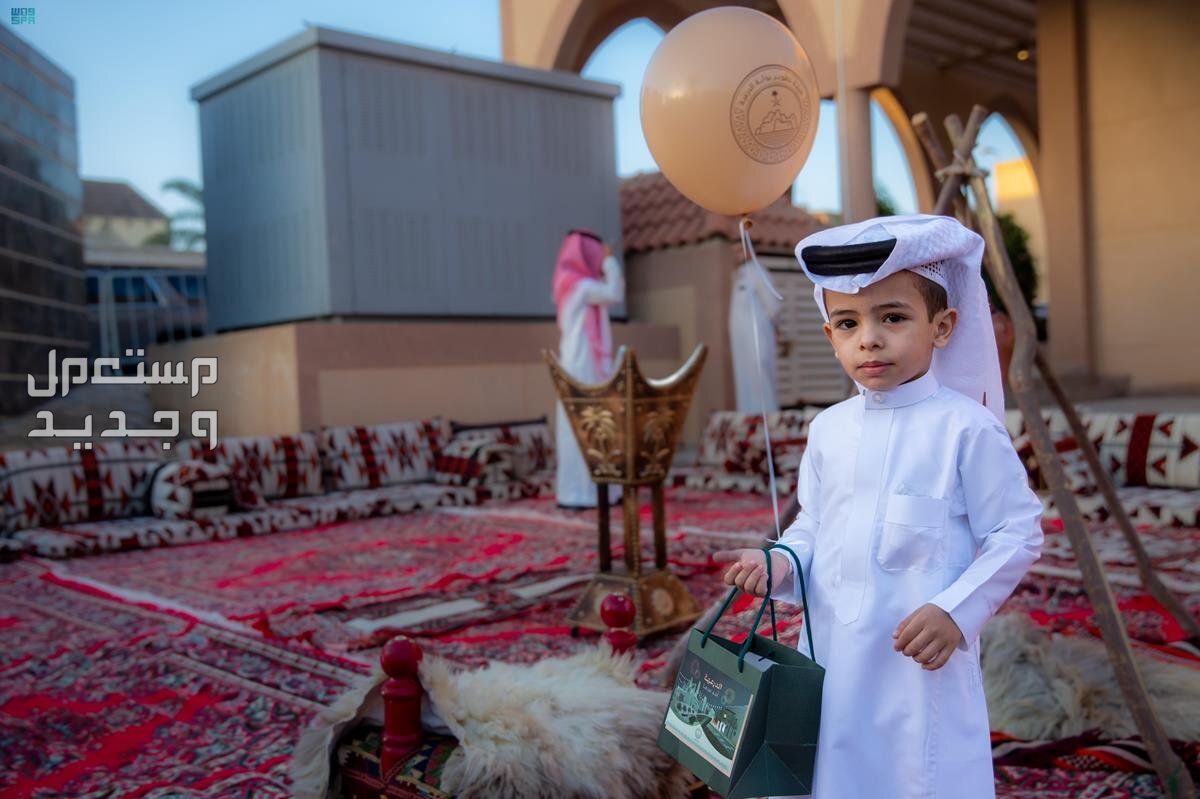 موعد ومدة إجازة عيد الفطر 1445 للقطاع الخاص طفل يحتفل بالعيد