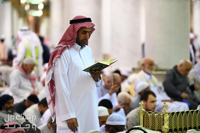 موعد صلاة عيد الفطر 1445-2024 رجل يقرأ القرآن في صلاة العيد