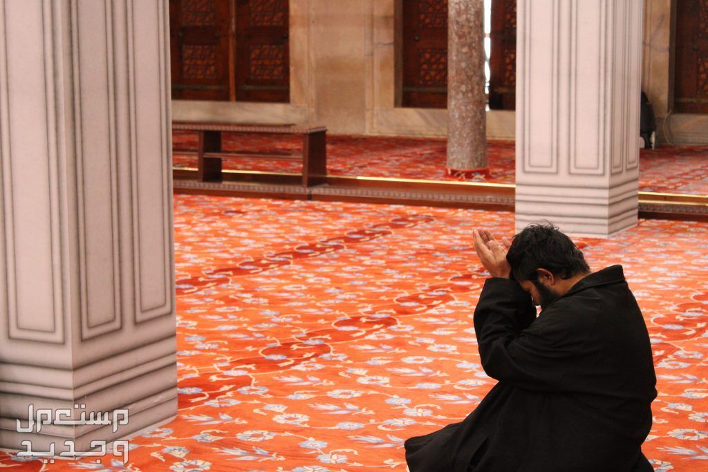 دعاء ليلة القدر مكتوب طويل 2024 رجل يدعو الله في المسجد